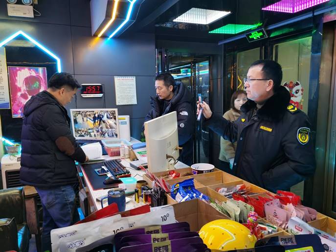 1月25日至26日，文化旅游廣電體育局副局長左桂華帶隊，市場管理股、文化綜合執(zhí)法大隊等7人參加，對轄區(qū)內(nèi)網(wǎng)吧、KTV，電子游樂場所進行安全生產(chǎn)檢查，督促經(jīng)營場所加強消防安全自查及員工安全知識培訓(xùn)、演練。 (3)